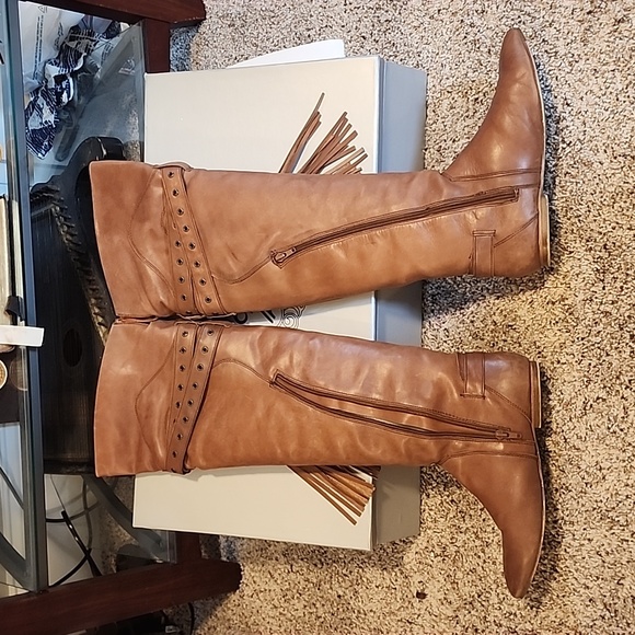 ZIGIny size 8 boots! - Picture 2 of 8